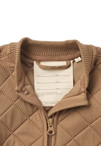 Veste matelassée marron avec un col côtelé et une fermeture éclair. Étiquette intérieure pour les informations personnelles. Texture douce et design léger.