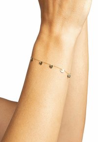 Guld kedjearmband med små, växlande hjärt- och skivcharms, med en delikat design av fina länkar. Slät metallisk yta.