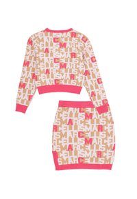 Set di maglione e gonna a maglia in beige, rosa e bianco. Presenta motivi di testo ripetuti e polsini e orli a coste.