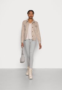 Kaffe SERIN JACKET - Casaco de verão - offwhite/blue/sand