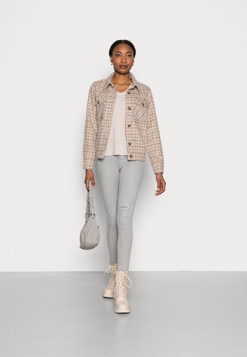 Damen Leichte Jacken | Kaffe SERIN JACKET Leichte Jacke offwhite/blue/sand/sand - EE08072 Damen Leichte Jacken | Kaffe SERIN JACKET Leichte Jacke offwhite/blue/sand/sand - EE08072