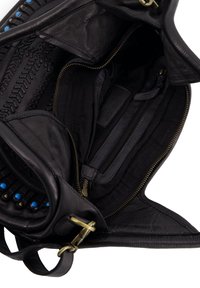 Schwarze Lederhandtasche mit strukturiertem Innenraum und dekorativen blauen sowie metallischen Akzenten. Verfügt über mehrere Fächer und einen Reißverschluss.