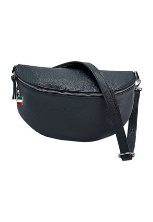 Zwarte, getextureerde leren schoudertas in halve maanvorm met zilveren ritssluiting en verstelbare band, met een kleine hanger in de kleuren rood, wit en groen.