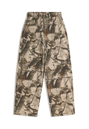 Laza szabású nadrág barna, zöld és bézs absztrakt terepmintával, elülső és hátsó zsebekkel, valamint övcsíptetőkkel.