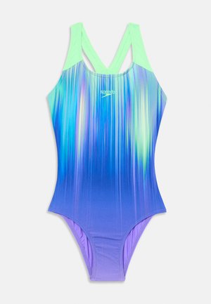 Maillot de bain en tissu extensible, présentant un dégradé multicolore de bleu et de violet avec des lignes verticales et un accent vert clair sur les bretelles.