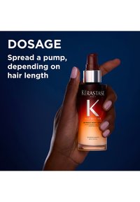 Siero per capelli Kérastase Nutritive in una bottiglia di vetro con gradiente ombreggiato scuro, con erogatore a pompa e testo bianco stampato.
