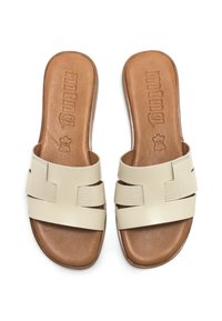 Infradito beige con due fasce larghe, caratterizzati da una finitura testurizzata e una soletta in pelle liscia. Suola marrone con logo impresso.