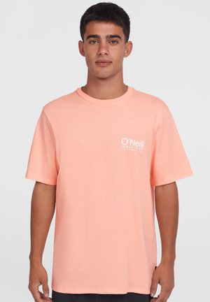 Kortærmet t-shirt i lys koralstof. Rund halsudskæring med et hvidt logo på venstre bryst. Løs pasform; blød, glat tekstur.