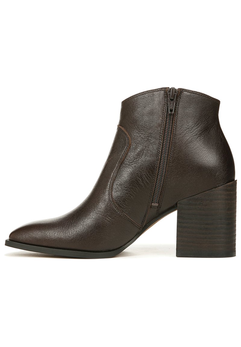 Braune Leder-Ankle-Boots mit spitzer Zehenpartie, seitlichem Reißverschluss und strukturiertem Blockabsatz. Glatte Oberfläche mit dezenten Steppakzenten.