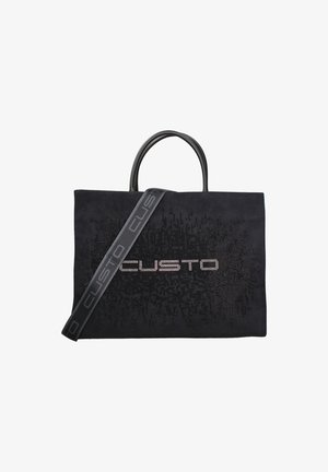 Sac fourre-tout en suède noir avec un motif texturé et "CUSTO" en clous métalliques. Équipé de poignées noires et d'une sangle ajustable.