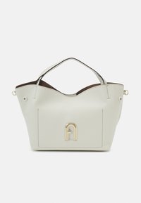 Ljust grå läder tote-väska med en strukturerad design, prydd med en guldfärgad accent och dubbla handtag. Inkluderar en innerficka.