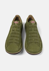 Sneaker in tessuto verde con design a bassa cima, dotate di lacci, colletto imbottito e suola in gomma. Etichetta del marchio sulla linguetta.