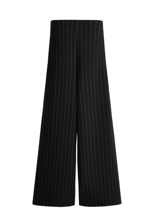 Pantaloni negri cu croială largă și dungi verticale albe subțiri, cu talie înaltă, expuși pe un fundal alb simplu.