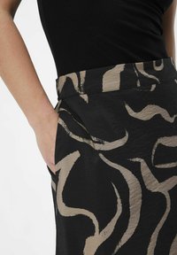 Object MIDI PRINT - Falda acampanada - black