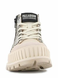 Sneaker alte con tomaia in stampa serpente texture nei toni del nero e della crema, dotate di una suola spessa beige e lacci.