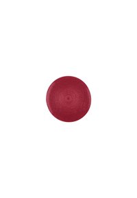 Disco rotondo e profondo di colore rosso scuro, con una superficie liscia e leggermente lucida, caratterizzato da sottili anelli concentrici, adagiato su uno sfondo bianco.