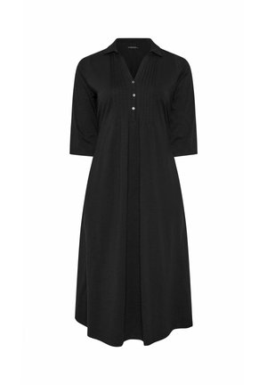 Vestido midi negro con mangas tres cuartos, cuello, pliegues delanteros y tapeta con botones sobre un fondo blanco liso.