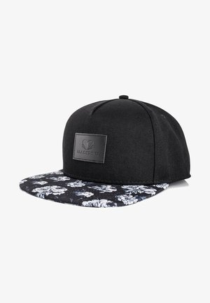 Schwarze Kappe mit flachem Schirm, die an der Unterseite ein florales Muster aufweist und auf der Vorderseite ein rechteckiges schwarzes Lederpatch hat.