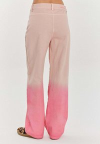 Svetle růžové kalhoty širokého střihu s gradientem, který přechází do tmavší růžové na lemu. Hladká tkanina s přizpůsobeným pasem.