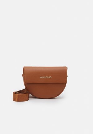 Sac bandoulière en cuir marron Valentino avec un fond arrondi et un logo doré à l’avant, accompagné d’une sangle en tissu réglable assortie.