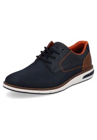 Marineblaue Textilschuhe mit braunen Lederelementen, orangefarbenem Innenfutter, Schnürdesign und weißer Zwischensohle mit navyblauen und braunen Details.