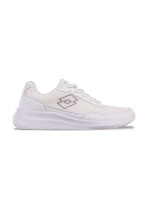 Weißer Low-Top-Sportschuh mit Mesh-Obermaterial, Schnürdesign, gepolsterter Sohle und einem aufgestickten Logo an der Seite.