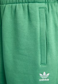 adidas Originals JOGGERS - Dresside alumine osa - preloved green