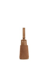 Borsa in suede marrone con una forma affusolata, dotata di una tracolla in pelle e accessori in metallo. Il suede testurizzato contrasta con l'accento in pelle liscia.