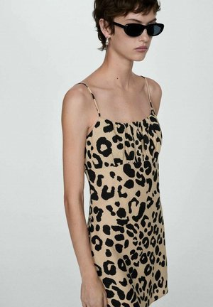 Kratka haljina s leopard uzorkom u bež boji, s tankim naramenicama, naboranim izrezom i opuštenim krojem. Tkanina je glatka s mekom teksturom.