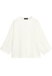 Chemise en lin blanche avec un col rond, une fermeture à boutons sur le devant et des manches trois-quarts. Design simple sans motifs ni accents.