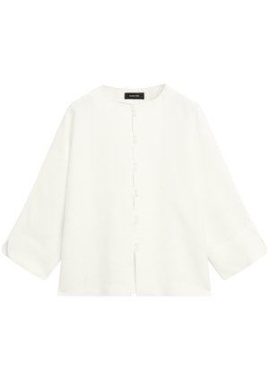 Chemise en lin blanche avec un col rond, une fermeture à boutons sur le devant et des manches trois-quarts. Design simple sans motifs ni accents.