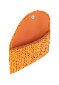 Woven clutch w kolorze pomarańczowym z gładką podszewką, wyposażony w zapięcie na zatrzask oraz delikatną plecioną teksturę na zewnątrz.