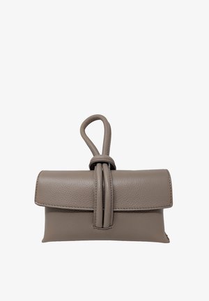 Piccola pochette in pelle color talpa con manico ad anello e chiusura frontale a doppia cinghia su sfondo bianco.