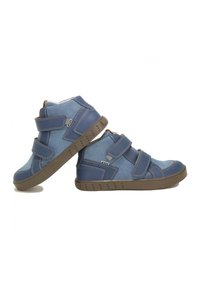 Sneakers alti blu realizzati in suede e pelle. Presentano due ampi strappi in velcro, cuciture a contrasto e una suola in gomma testurizzata.