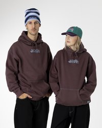 Bordeaux hettegensere med frontlommer og en blå logo. En modell har på seg en blå og hvit stripete lue; den andre har på seg en teal cap med lilla detaljer.