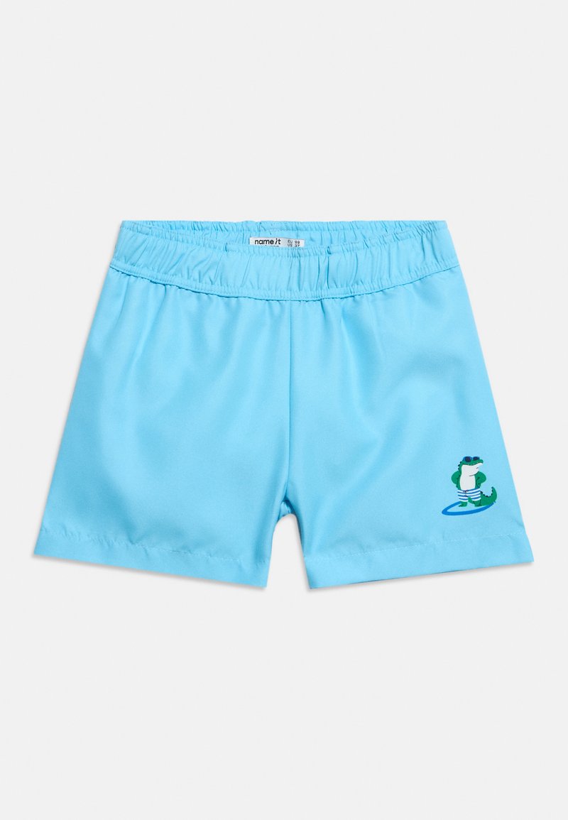 Shorts de bain pour enfants bleu vif avec taille élastique et petit crocodile dessin animé portant un maillot de bain et des lunettes de soleil sur la jambe.