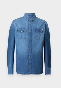Camicia di jeans in gradiente blu, con colletto button-down, due tasche sul petto e chiusura con bottoni. Texture liscia con dettagli cuciti.