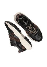 Zwarte en bruine sneakers met gemengde texturen, waaronder luipaardprint, gaas en suède. Kenmerken zijn opvallende veters en een dikke zool.