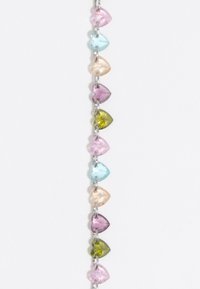Cuentas de vidrio en forma de corazón colorido en rosa, azul, lila y verde, ensartadas en una cadena de plata, con texturas claras y translúcidas.