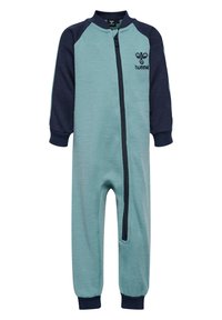 Ljusblå jumpsuit med marinblå lång ärm, full dragkedja framtill, ribbade muddar och logotypdetalj på bröstet. Mjuk textur, rak bendesign.