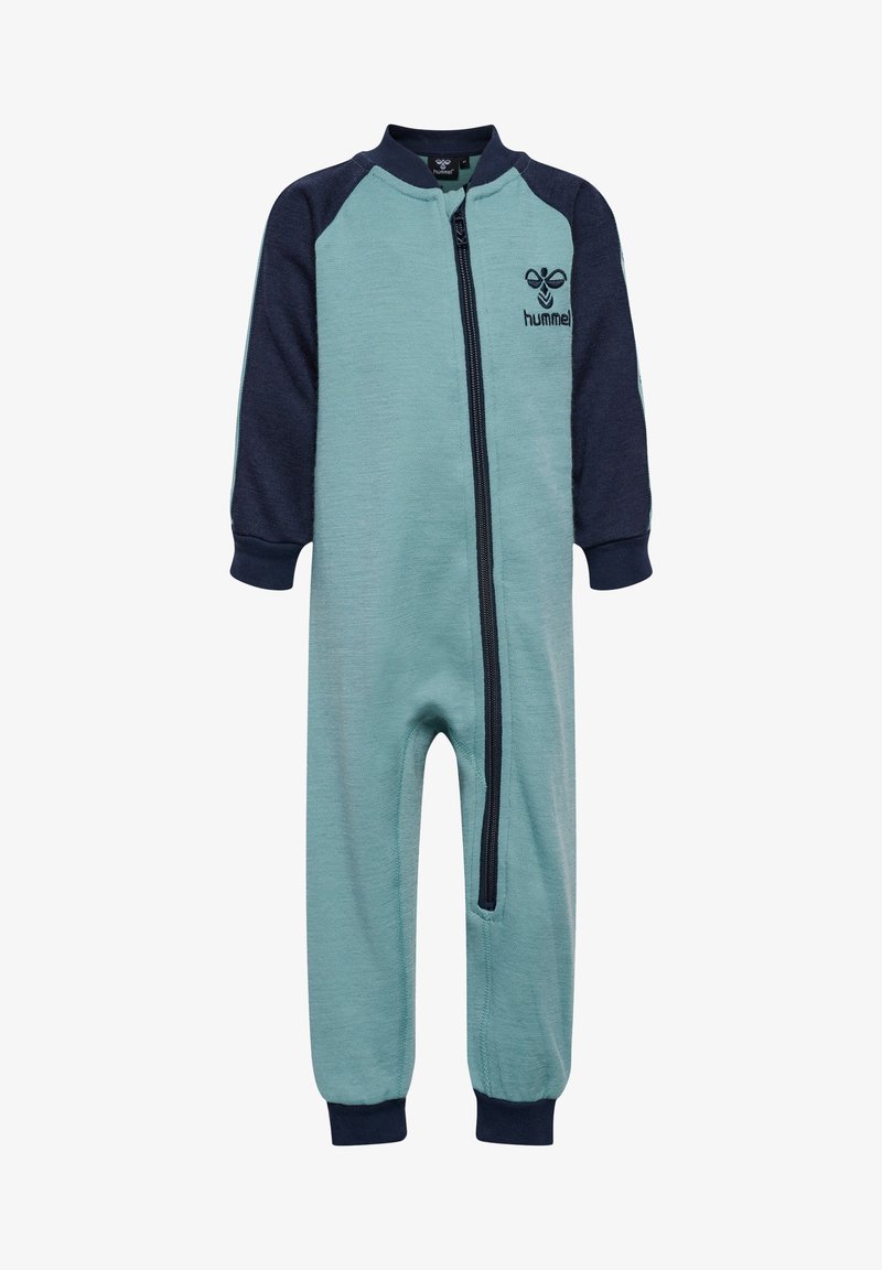 Ljusblå jumpsuit med marinblå lång ärm, full dragkedja framtill, ribbade muddar och logotypdetalj på bröstet. Mjuk textur, rak bendesign.