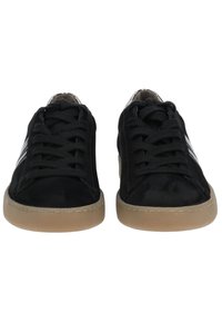 Schwarze Sneaker mit einer Wildleder-Oberfläche, einer glatten Zehenpartie, flachen Schnürsenkeln und einer strukturierten Gummisohle. Dezente metallische Akzente an der Ferse.