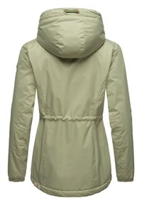 Veste rembourrée vert clair avec capuche à cordon de serrage, poignets élastiques et taille cintrée pour une silhouette ajustée. Texture lisse, détails minimaux.