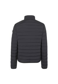 Chaqueta negra acolchada con patrón de acolchado horizontal, cuello alto y mangas largas, con un acabado suave y mate y sin herrajes visibles.