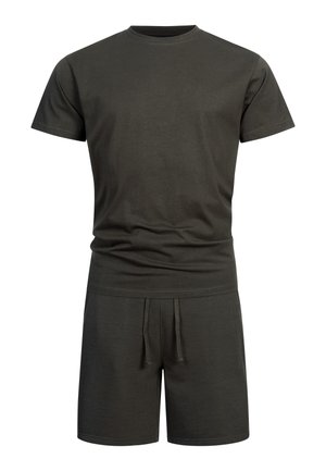 Mørkegrønn t-skjorte med korte ermer, kombinert med matchende shorts med snøring, vist på en enkel hvit bakgrunn.