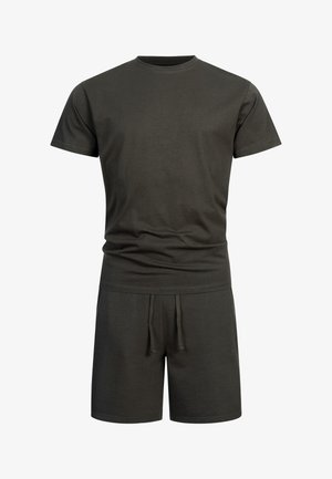 Maglietta a maniche corte verde scuro abbinata a pantaloncini con coulisse dello stesso colore, mostrati su uno sfondo bianco semplice.