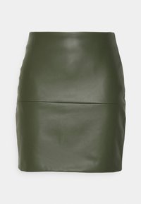 Mini falda de piel sintética verde olivo con una textura suave, diseño ajustado y una costura visible que recorre horizontalmente la cintura.