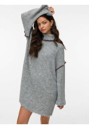 Abito a maglia grigia con collo alto, maniche lunghe e rifiniture bordeaux attorno al collo e alle maniche. Morbido al tatto, vestibilità comoda.