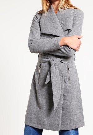 Manteau enveloppant gris en laine avec une taille ceinturée, doté d'un profond col croisé et de deux poches zippées à l'avant. Texture lisse.