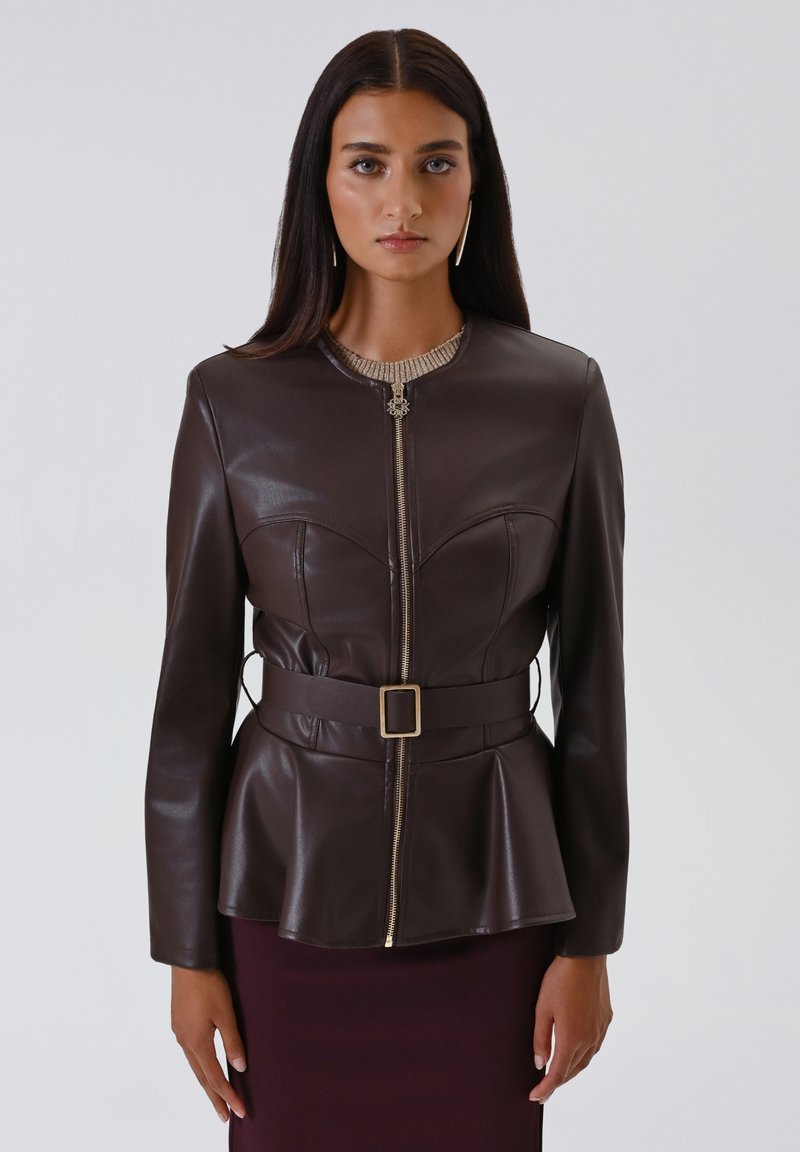 Giacca in ecopelle marrone con un design aderente, forma peplum, chiusura con zip e cintura in vita. Presenta maniche lunghe e scollatura rotonda.